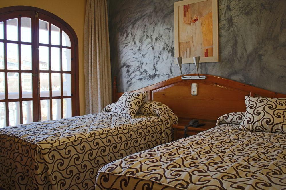 Hotel La Curva Albolote Bagian luar foto